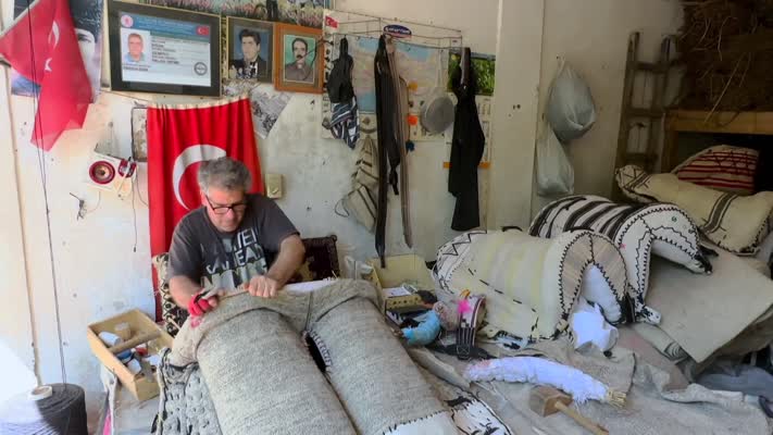 Adıyaman’da 46 yıllık semerci, ata yadigarı mesleği yaşatıyor