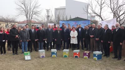 Iğdır’da arıcılara 1080 kraliçe arı kovanı hibesi