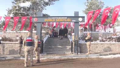 58 yıl önce yangında şehit olan 65 asker mezarları başında anıldı