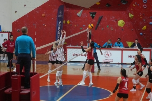 Kadın Voleybol Takımı zorlu mücadeleden mağlup ayrıldı