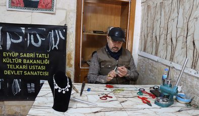 Çırak olarak 45 yıl önce başladığı telkari sanatını yaşatmaya çalışıyor