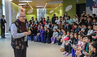 “Masal Dede”, Diyarbakır’da yaklaşık 1500 kişiyi masal ile buluşturdu