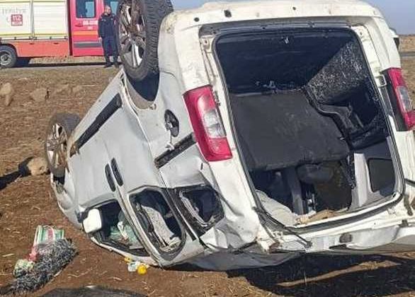 Diyarbakır’da hafif ticari araç takla attı: 4 yaralı