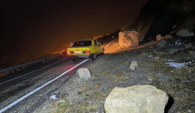 Erzurum-Artvin yolunda heyelan: Dev kayalar düştü