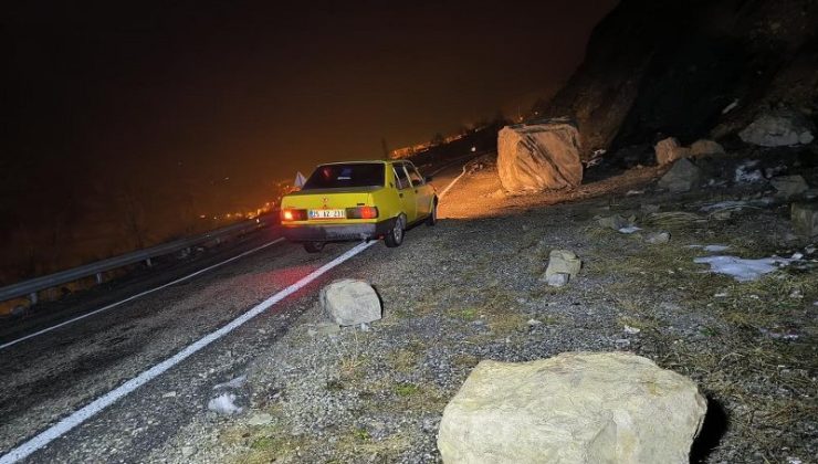 Erzurum-Artvin yolunda heyelan: Dev kayalar düştü