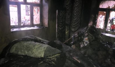 Van’da depo yangını: Halı ve perdeler küle döndü
