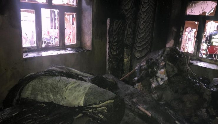 Van’da depo yangını: Halı ve perdeler küle döndü