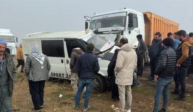 Diyarbakır’da kamyon ile minibüs çarpıştı: 1 ağır yaralı
