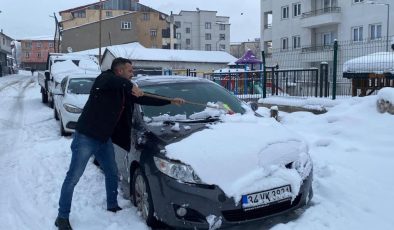 Karlıova’da kar esareti: Kamyonlarla temizlik