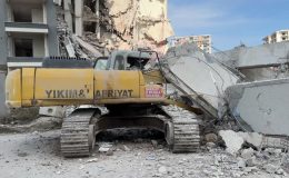 Yıkım sırasında bina iş makinesinin üzerine devrildi