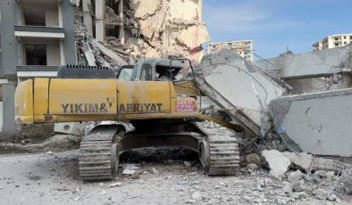 Yıkım sırasında bina iş makinesinin üzerine devrildi