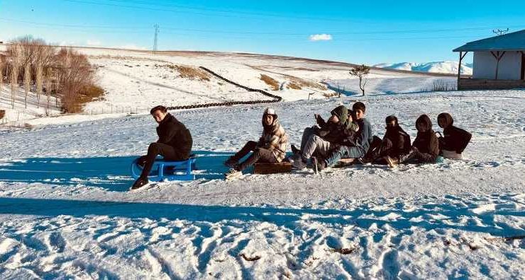 Ağrı’da çocuklardan renkli kış eğlencesi