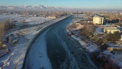 Ağrı’da dondurucu soğuklar Murat Nehri’ni buzla kapladı