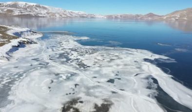 Balık Gölü’nün buzlu yüzeyi doğa tutkunlarını büyülüyor