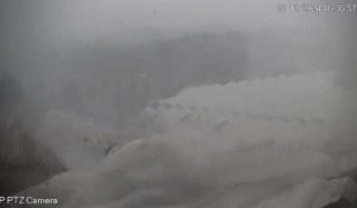 Antalya’da hortum seraları yıktı, kameralar kaydetti