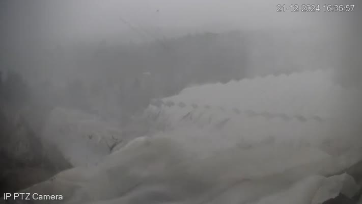 Antalya’da hortum seraları yıktı, kameralar kaydetti