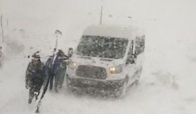 Ardahan’da öğrenci servisi karda mahsur kaldı