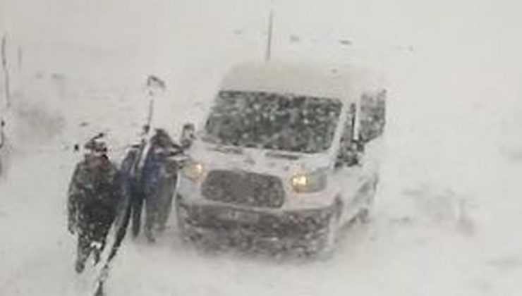 Ardahan’da öğrenci servisi karda mahsur kaldı