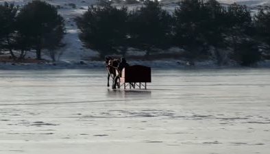 Çıldır Gölü’nde türkü eşliğinde atlı buz eğitimi
