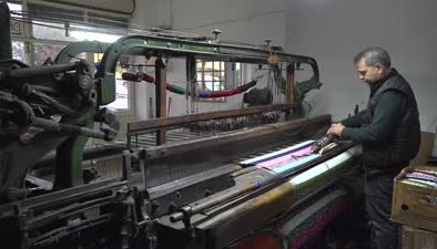 Asırlık tezgahta kilim dokuma sanatını yaşatıyor
