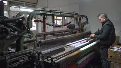 Asırlık tezgahta kilim dokuma sanatını yaşatıyor