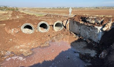 Bağlar’da sulama kanalında temizlik ve menfez çalışması gerçekleştirdi