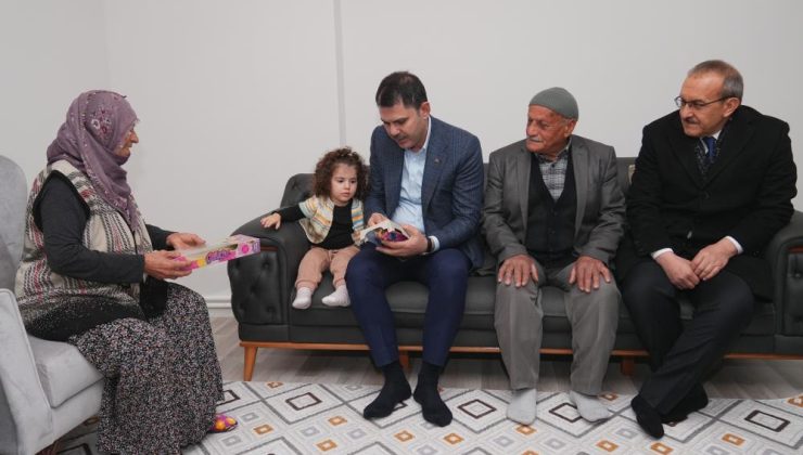 Bakan Kurum, köy evlerine taşınan depremzedeleri ziyaret etti