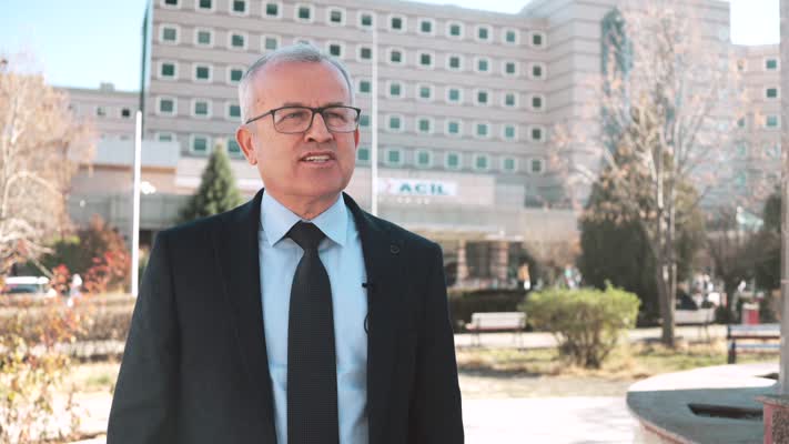 68 yaşındaki hastanın karnından 13 kiloluk kitle çıkarıldı
