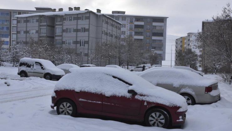 Bitlis’te kar 77 köy yolunu kapattı