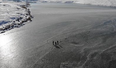 Çıldır Gölü’nde buz kalınlığı 1 günde 10 santime ulaştı