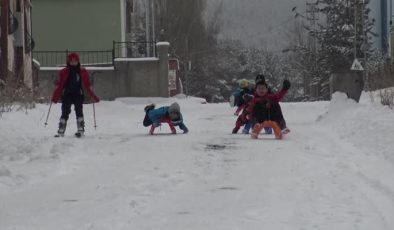 Kars’ta çocuklar karın keyfini kızaklarla çıkardı