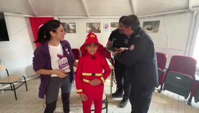 Depremzede Emir’in itfaiyeci olma hayali bir günlüğüne gerçeğe dönüştü