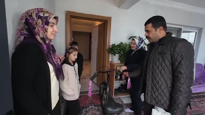 Depremzede Zümra’ya doğum günü sürprizi