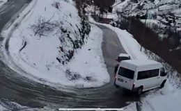 Minibüs dereye yuvarlandı: 1 ölü, 1 yaralı