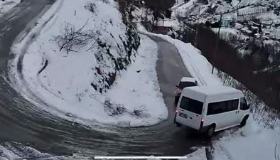 Minibüs dereye yuvarlandı: 1 ölü, 1 yaralı