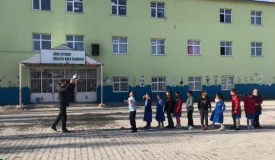 Diyadin’de gönüllülerden öğrencilerle eğlenceli oyunlar