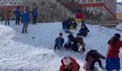 Diyadin’de öğrenciler naylon poşetle kayak yaptı