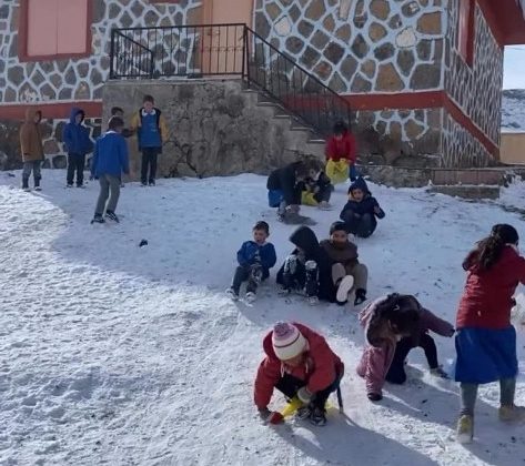 Diyadin’de öğrenciler naylon poşetle kayak yaptı