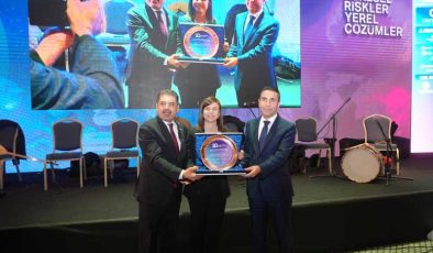 Küresel riskler zirvesinde eş başkanlara plaket
