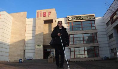 Diyarbakır’da görme engelli 3 çocuk annesi üniversite hayalini gerçekleştirdi