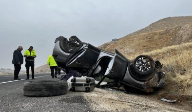 Diyarbakır’da otomobil ters döndü, sürücü mucize eseri kurtuldu