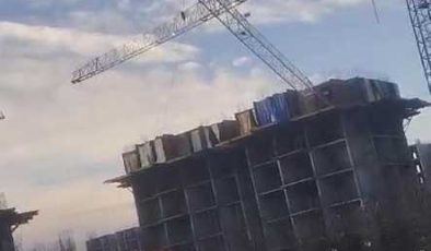 Diyarbakır’da vinç devrildi, şans eseri yaralanan olmadı