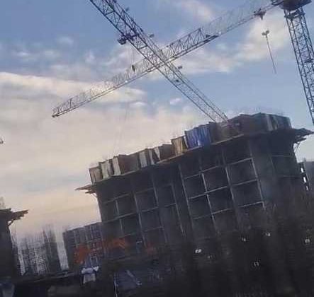 Diyarbakır’da vinç devrildi, şans eseri yaralanan olmadı