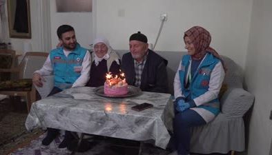 80 yaşındaki Mahmut Amca ilk kez doğum günü kutladı