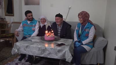80 yaşındaki Mahmut Amca ilk kez doğum günü kutladı