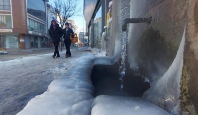 Erzurum buz tuttu, sokak çeşmeleri dondu