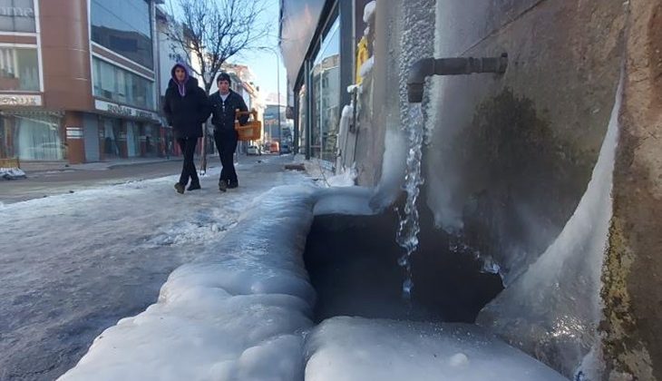 Erzurum buz tuttu, sokak çeşmeleri dondu
