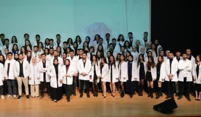 Eczacılık öğrencileri beyaz önlüklerini gururla giydi
