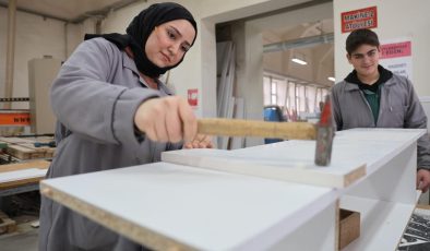 Elazığ’da mobilya ustası kız öğrenci erkeklere taş çıkartıyor