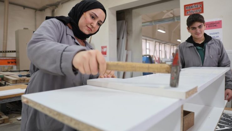Elazığ’da mobilya ustası kız öğrenci erkeklere taş çıkartıyor